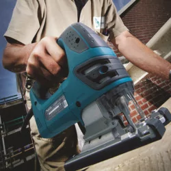 Scie sauteuse poignee etrier 720 w. Makita en coffret