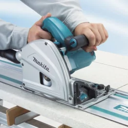 Scie plongeante SP6000J 1300W Ø165 mm + rail (194368-5) offert Makita
